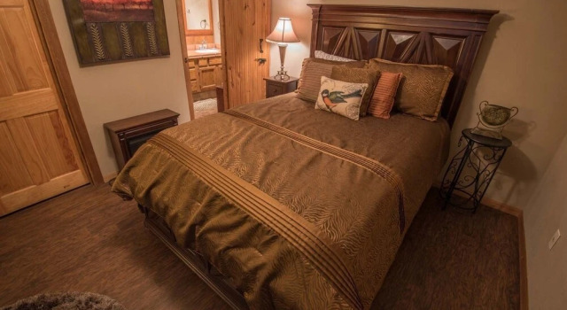 Mountain Bear Lodge Includes Roku TV, Wifi, Hot Tub, and BBQ by Redawning, Buchen Sie Hotel Hochatown 