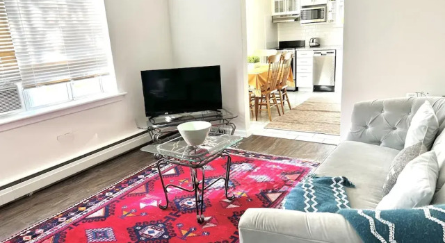 Апартаменты Elegant Brand New Apartment in Central Burlington