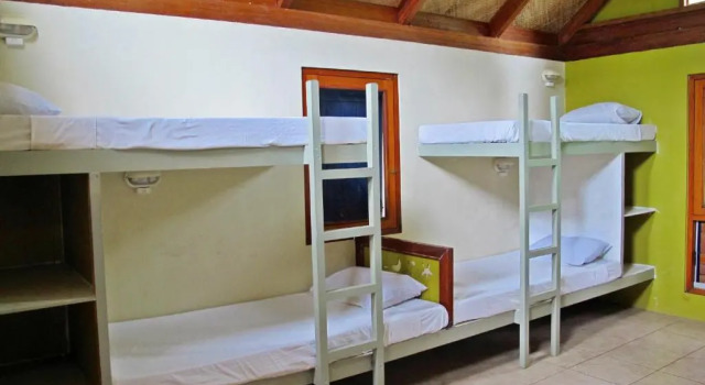 Кровать в общем номере Beachouse Resort
