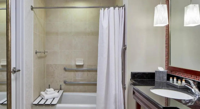 Четырёхместный полулюкс Renaissance Montgomery Hotel & Spa at the Convention Center