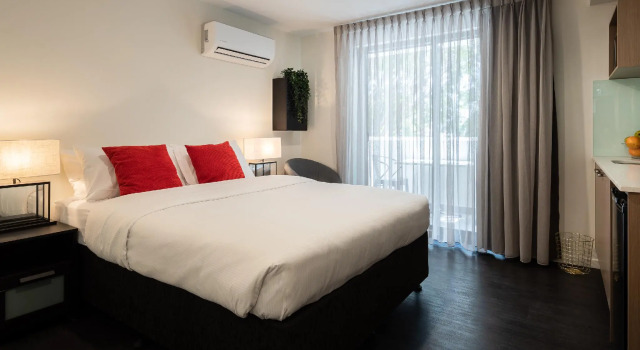 Двухместная студия Deluxe с балконом Ascot Budget Inn & Residences