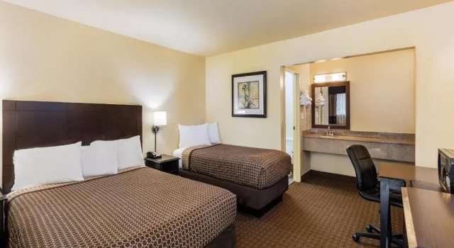 Четырёхместный номер Superior Key Inn and Suites