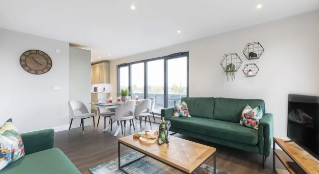 Elliot Oliver - Stunning 3 Bedroom Penthouse With Large Terrace And Parking, Забронировать Апартаменты/квартира Глостер Котсуолд, рядом с Barnwood Arboretum &amp; Park