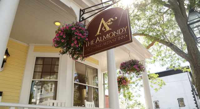 Almondy Inn Bed & Breakfast, Забронировать Отель Ньюпорт штат Род-Айленд, рядом с Шатл в гавани Ньюпорта
