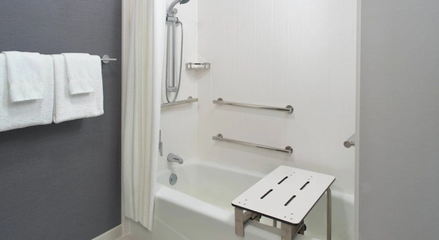 Люкс c 1 комнатой Courtyard by Marriott Raleigh Midtown
