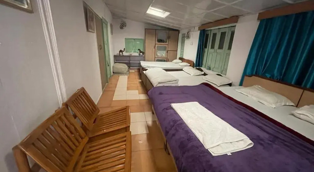 Кровать в общем номере Kumaon local heritage lodge