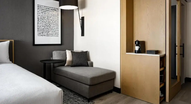 Четырёхместный номер Standard Hotel Place Dupuis Montréal Downtown - An Ascend Hotel Collection