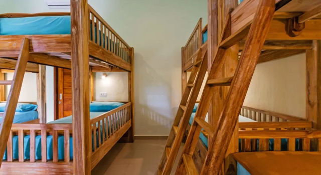 Кровать в общем номере Lembongan Hostel