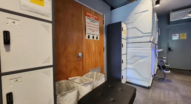 Кровать в общем номере U Street Capsule Hostel