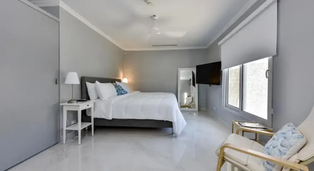 NEW Modern Cozy Studio Walking Distance to Beach