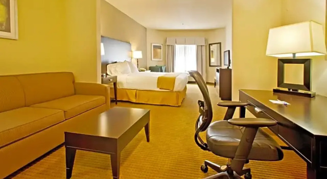 Люкс Holiday Inn Express Hotel & Suites Shamrock North by IHG