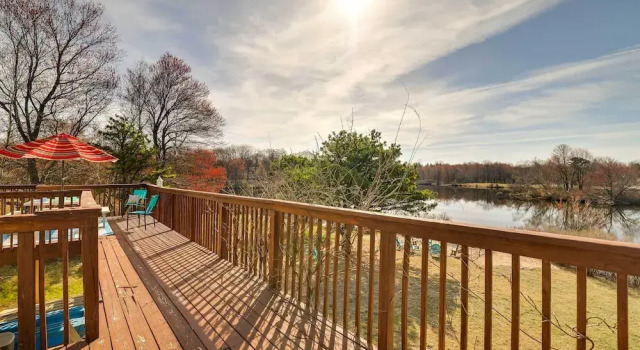 Коттедж Dock + Fire Pit: Lakefront Poconos Retreat