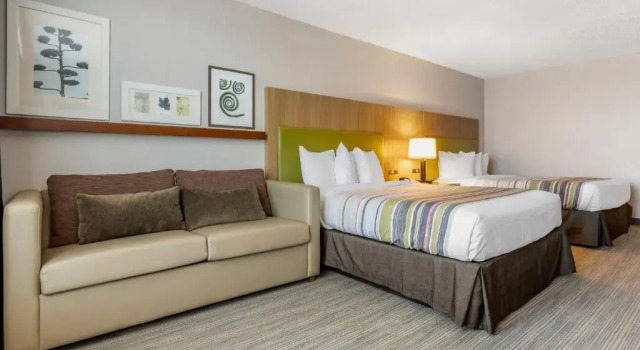 Четырёхместный люкс Country Inn & Suites by Radisson, Lumberton, NC
