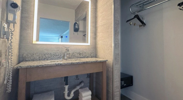 Полулюкс Deluxe The Harrison Hotel Downtown Hollywood FL, an Ascend Collection Hotel