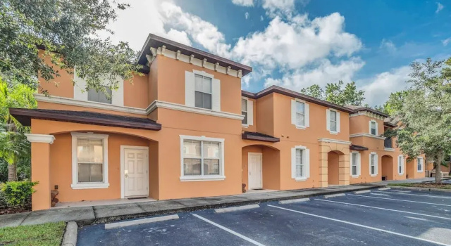Charming Home With Private Balcony, 4 Miles From Disney! CDC Standards #4ro785, Varaa Hotelli Kissimmee Kissimmee