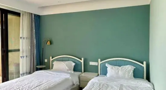Люкс с 4 комнатами с видом на озеро Fanhua Motel
