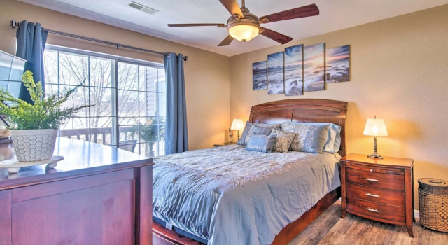 Апартаменты с 2 комнатами с балконом ~ 3 Mi to The Strip: Branson Condo w/ Large Patio!