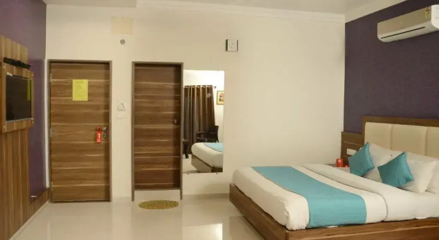 OYO 3422 Hotel Golden Berry, Забронировать Отель Отели штата Раджастхана с бассейном, Бассейн