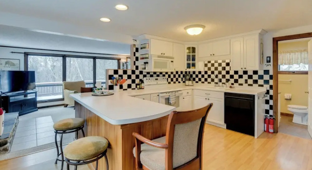 Коттедж Pet-friendly Home w/ Deck: 4 Mi to Jay Peak Resort