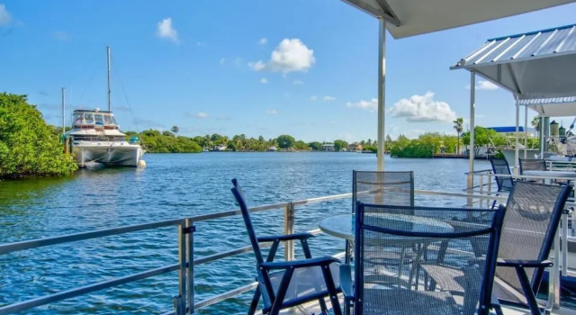 Номер Deluxe Aqua Lodges at Key Colony
