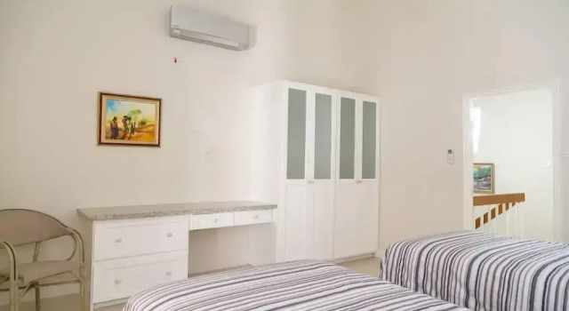 Коттедж Captivating 2-bed Town-house in Kingston