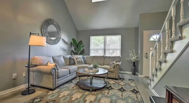 Modern Townhome w/ Fireplace: Near Stoll Park, Reserva ahora Hotel Overland Park Kansas