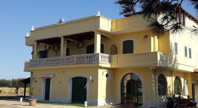 Agriturismo l Annunziata, Book Hotel Hotels in Lizzano with Parking, Parking