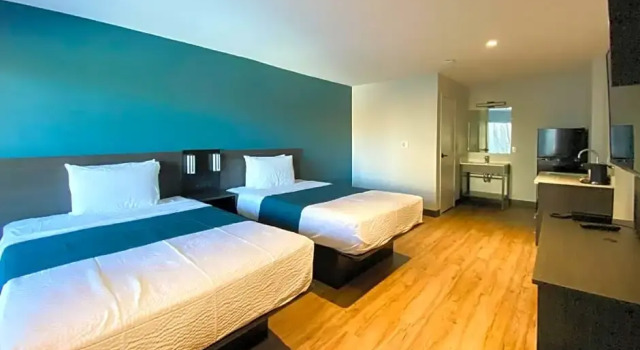 Четырёхместный номер Standard Studio 6 Suites Stockton, CA Waterfront
