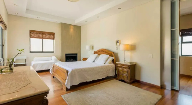 Home Away From Home on a Secure Golf Estate, Situated Next to the Ocean and Golf, Забронировать Дом для отпуска Отели Cape Peninsula с парковкой, Парковка