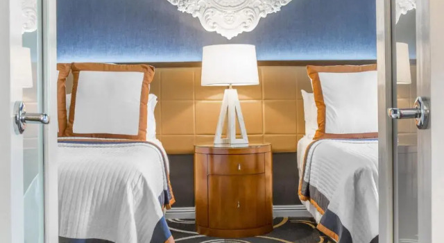 Четырёхместный люкс c 1 комнатой Omni Chicago Hotel