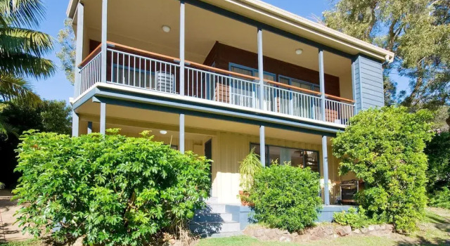Baggies On Dutchies, 9 Burbong Street - Large pet friendly house with spectacular waterviews, Wi-Fi and air con, Забронировать Отель Нельсон-Бей Port Stephens, рядом с Baptist Tabernacle