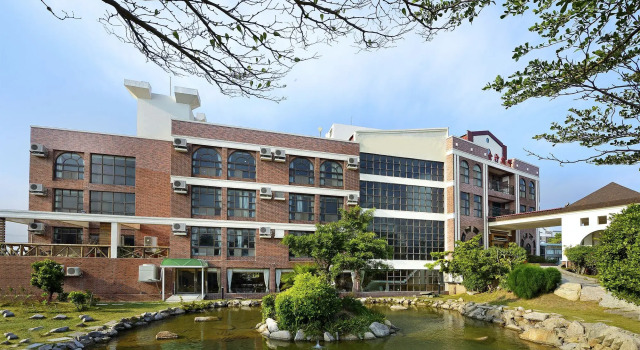 Jinsa Lakeside View Resort