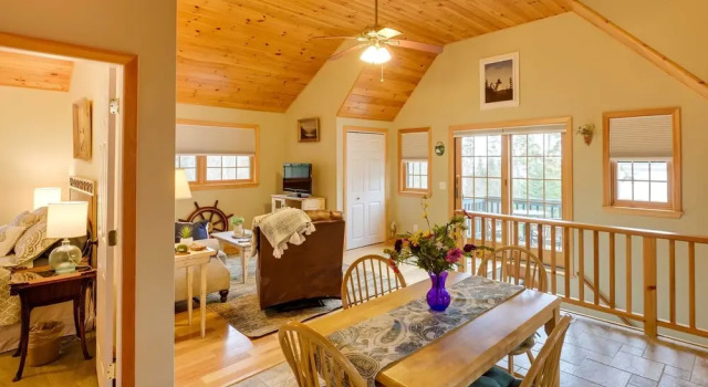 Waterfront Prospect Harbor Cottage: Yard, Fire Pit, 예약 휴가용 주택 Prospect Harbor 미국