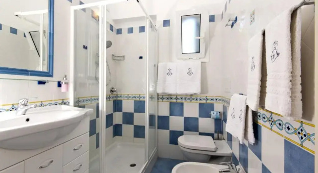 Трёхместный номер Standard с частичным видом на море Hotel Giardino Delle Ninfe E La Fenice