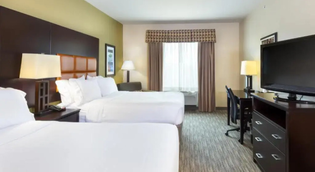 Четырёхместный номер Standard Holiday Inn Express Hotel & Suites Dallas West by IHG