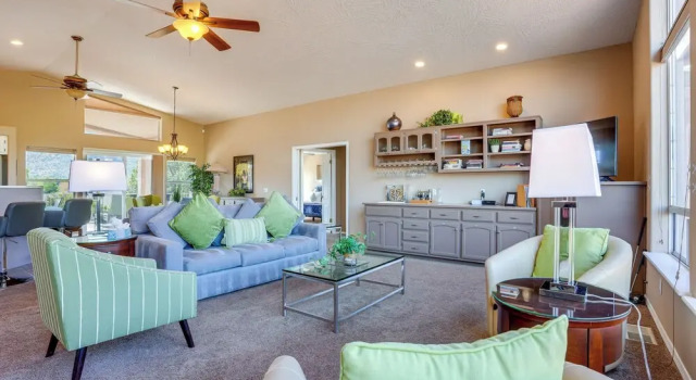 Covered Deck & Red Rock Views: Home in Sedona, Забронировать Дом для отпуска Виллы Вилладж оф Оук Крика, рядом с Sedona Dream Theater, Вилла