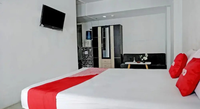 Deluxe Zimmer Collection O 92959 Apartement Sentraland Karawang By AT Room
