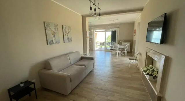 Коттедж VILLA "Lago Blu" vista lago di Bracciano, con vasca idromassaggio esterna