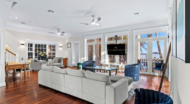 Beachfront Villa at Islamorada BY THE GLAMHOMES, Забронировать Вилла Отели Айламорада с бассейном, Бассейн