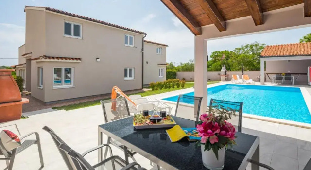 Коттедж с 6 комнатами Villa Brcina