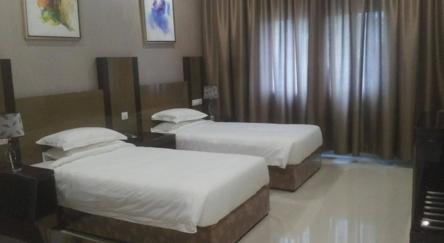 Saffron Hotel, Забронировать Отель Отели штата Махараштры 3 звезды, 3*