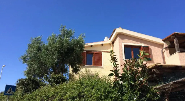 Airport-Port-Commercial Center-Trilo-3 indipendent rooms at 5 minutes by walk from bus to beaches & city of olbia and 25 min by walk to Airport Azzurro