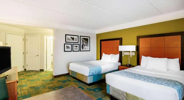 Четырёхместный номер Deluxe La Quinta Inn & Suites by Wyndham Fremont Silicon Valley