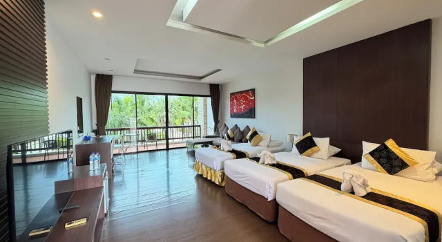 Трёхместный номер Superior с балконом Rawai Grand House -SHA Plus
