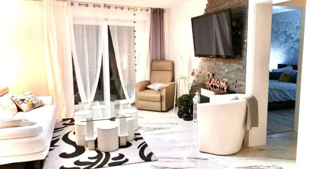 Fabulous Lakeside Family Apartment | 4 Rooms, Забронировать Апартаменты/квартира Отели Монтрё с бассейном, рядом с Montreux Christmas Market, Бассейн