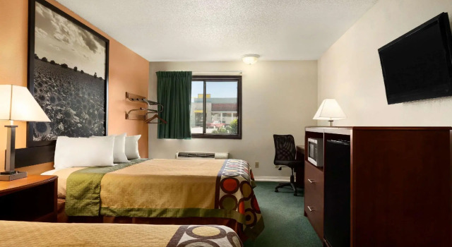 Четырёхместный номер Standard Super 8 by Wyndham Concordia