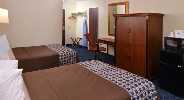 Четырёхместный номер Standard с балконом Americas Best Value Inn Geneva