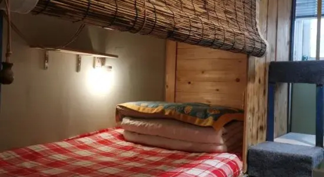 Кровать в общем номере (мужской номер) Four rooftop garden youth hostels