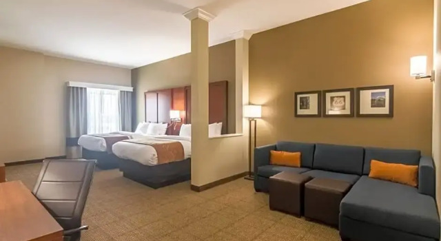 Четырёхместный номер Standard Comfort Suites Meridian and I-40