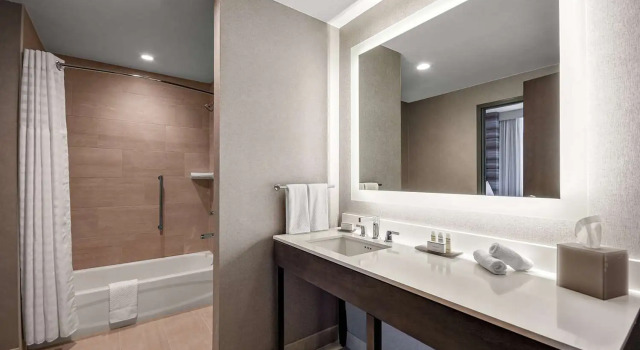 Четырёхместный люкс с 2 комнатами Embassy Suites by Hilton Jonesboro Red Wolf Convention Center
